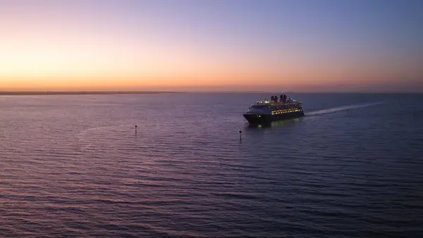 Melbourne, VIC, Avustralya - 5-Kasım-2023 - Disney Wonder Cruise Gemisi Melbourne 'a ikinci ziyareti için geliyor.