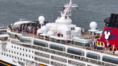 Melbourne, VIC, Avustralya - 4-Nov-2023 - Disney Wonder Cruise gemisi ilk ziyaretinden sonra Melbourne 'den ayrılıyor.