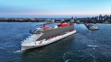 Melbourne, VIC, Avustralya - 23-Aralık-2023 - Virgin Voyages 'dan gelen Resilient Lady yolcu gemisi güneş doğarken Melbourne Limanı' na varıyor.