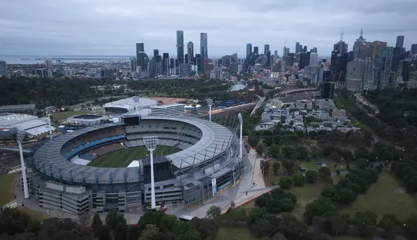 Melbourne, VIC, Avustralya - 18-Kasım-2023 Melbourne Kriket Sahası ve arka planda Melbourne şehri silüeti.