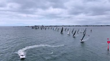 Melbourne, VIC, Avustralya - 26 Aralık 2023 Yat Yarışı 'nda Victoria Okyanusu Yarış Kulübü (ORCV) Horozu' nun başlangıç çizgisini geçen yatlar 2023. 