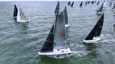 Melbourne, VIC, Avustralya - 26 Aralık 2023 Yat Yarışı 'nda Victoria Okyanusu Yarış Kulübü (ORCV) Horozu' nun başlangıç çizgisini geçen yatlar 2023. 