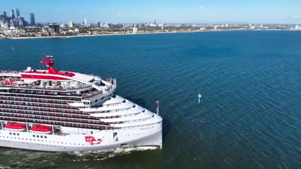 メルボルン Vic オーストラリア Feb 2024 メルボルンを出発ヴァージン ヴォイジーズによるレジリエントな女性クルーズ船 — ストック動画