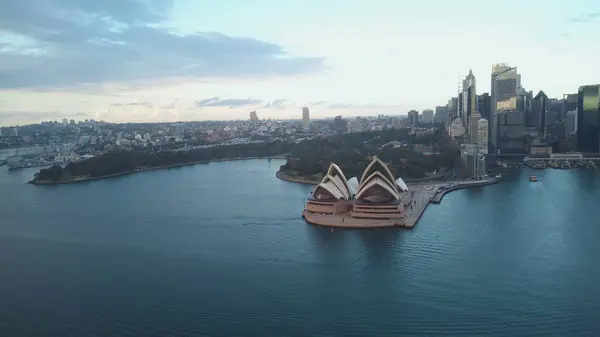 Sydney, NSW, Avustralya - 13-Mayıs-2023 - Gündoğumunda Sydney Opera Binası. 