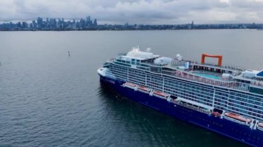 Melbourne, VIC, Avustralya - 7 Mayıs 2024 - The Celebrity Edge Cruise gemisi güneş doğarken Melbourne Limanı 'na varıyor