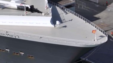 Melbourne, VIC, Avustralya - 24-Şubat-2024 - Melbourne 'deki Queen Mary 2 yolcu gemisinin limandan ayrılışı