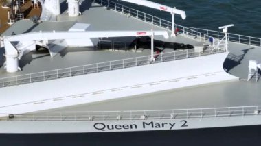 Melbourne, VIC, Avustralya - 24-Şubat-2024 - Melbourne 'deki Queen Mary 2 yolcu gemisinin limandan ayrılışı