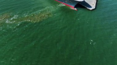 Melbourne, VIC, Avustralya - 24 Şubat-2024 - Kraliçe Mary 2 ve Viking Orion yolcu gemilerinin Melbourne 'daki istasyon iskelesine yanaştığını açıklamaya hazır olun.