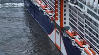 Melbourne, VIC, Avustralya - 7 Nisan 2024 - Port Melbourne 'a varan ünlü Edge yolcu gemisi