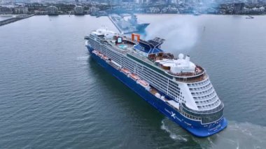 Melbourne, VIC, Avustralya - 7-Apr-2024 HMAS Canberra limandayken Melbourne Limanı 'na varan ünlü Edge yolcu gemisi.