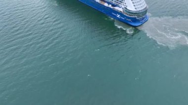 Melbourne, VIC, Avustralya - 7-Apr-2024 HMAS Canberra limandayken Melbourne Limanı 'na varan ünlü Edge yolcu gemisi.