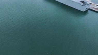 Melbourne, VIC, Avustralya - 7-Apr-2024 HMAS Canberra limandayken Melbourne Limanı 'na varan ünlü Edge yolcu gemisi.