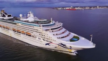 Melbourne, VIC, Avustralya - 23 Mar 2024 - PO Pacific Explorer Cruise gemisi Port Melbourne 'a yanaşıyor.