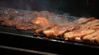 Barbekü ızgarasında et pişirmek