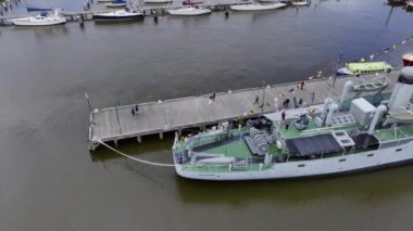 Melbourne, VIC, Avustralya - 9 Ekim 2022 - Donanma Haftası 2022 işbirliğiyle HMAS Castlemaine 'in 80. yıldönümü kutlamaları