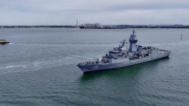 Melbourne, VIC, Avustralya - 24-Sep-2024 - HMAS Arunta Melbourne 'den römorkörle ayrılıyor.