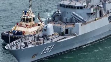 Melbourne, VIC, Avustralya - 24-Sep-2024 - HMAS Arunta Melbourne 'den römorkörle ayrılıyor.