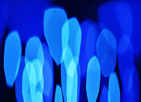 Bokeh ve yumuşak mavi odaklı ışıklarla soyut arkaplan