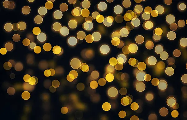Bokeh ışığı, siyah izole edilmiş arka planda Noel ışıklarından yapılan sarı soyut bokeh. Tatil konsepti, bulanık bokeh, resimleriniz için örtüşür.