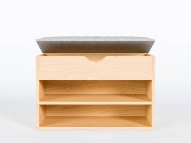 beyaz zemin üzerine ahşap raf