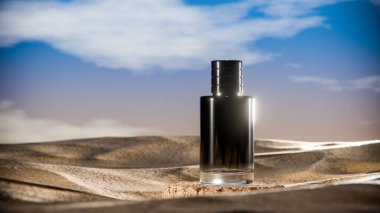 Parlak bir gökyüzünün altında çöl kumunun üzerinde duran koyu mavi bir desenli lüks parfüm şişesinin zarif 3D görüntüsü gizemi, zarafeti ve karmaşıklığı simgeliyor..