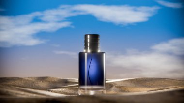 Parlak bir gökyüzünün altında çöl kumunun üzerinde duran koyu mavi bir desenli lüks parfüm şişesinin zarif 3D görüntüsü gizemi, zarafeti ve karmaşıklığı simgeliyor..
