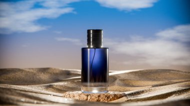 Parlak bir gökyüzünün altında çöl kumunun üzerinde duran koyu mavi bir desenli lüks parfüm şişesinin zarif 3D görüntüsü gizemi, zarafeti ve karmaşıklığı simgeliyor..