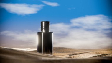 Parlak bir gökyüzünün altında çöl kumunun üzerinde duran koyu mavi bir desenli lüks parfüm şişesinin zarif 3D görüntüsü gizemi, zarafeti ve karmaşıklığı simgeliyor..