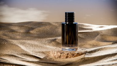 Parlak bir gökyüzünün altında çöl kumunun üzerinde duran koyu mavi bir desenli lüks parfüm şişesinin zarif 3D görüntüsü gizemi, zarafeti ve karmaşıklığı simgeliyor..