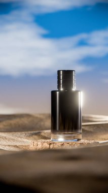 Parlak bir gökyüzünün altında çöl kumunun üzerinde duran koyu mavi bir desenli lüks parfüm şişesinin zarif 3D görüntüsü gizemi, zarafeti ve karmaşıklığı simgeliyor..