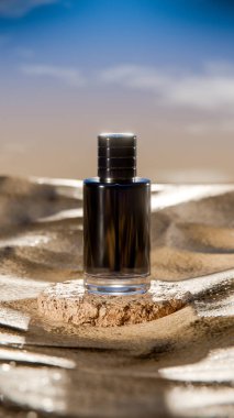 Parlak bir gökyüzünün altında çöl kumunun üzerinde duran koyu mavi bir desenli lüks parfüm şişesinin zarif 3D görüntüsü gizemi, zarafeti ve karmaşıklığı simgeliyor..