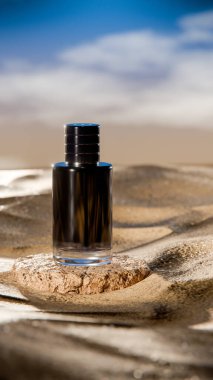 Parlak bir gökyüzünün altında çöl kumunun üzerinde duran koyu mavi bir desenli lüks parfüm şişesinin zarif 3D görüntüsü gizemi, zarafeti ve karmaşıklığı simgeliyor..