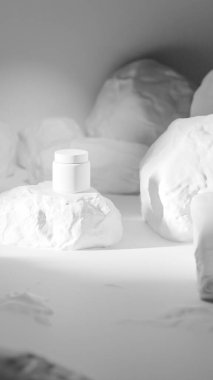 Taş podyumda çarpıcı ışıklandırmayla sergilenen 3 boyutlu parlak siyah kozmetik kavanoz markalaştırma, cilt ambalajlama, lüks tasarım ve reklam görselleştirme için mükemmel..