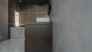 Modern minimalist banyo, mermer küvet, lavabo, ayna ve doğal ışıklandırma. Mimari, iç mimari, gayrimenkul ve ev dekorasyonu için mükemmel..