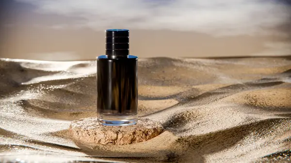 Parlak bir gökyüzünün altında çöl kumunun üzerinde duran koyu mavi bir desenli lüks parfüm şişesinin zarif 3D görüntüsü gizemi, zarafeti ve karmaşıklığı simgeliyor..