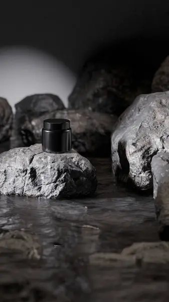 Taş podyumda çarpıcı ışıklandırmayla sergilenen 3 boyutlu parlak siyah kozmetik kavanoz markalaştırma, cilt ambalajlama, lüks tasarım ve reklam görselleştirme için mükemmel..