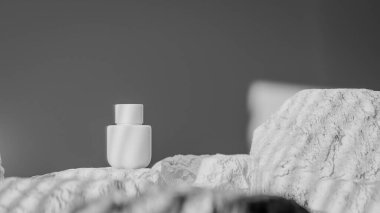 Beyaz masadaki spa natürmortu, güzellik ve vücut bakımı konsepti, metin için kopyalama alanı.