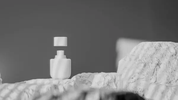 Gri arkaplanda kozmetik ürünler ve losyon şişeleri.