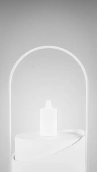 Ürün sergisi için boş beyaz podyum. 3d oluşturma