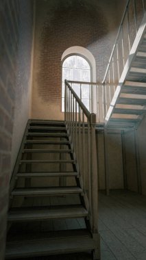 Üç boyutlu, kemerli tuğla duvarlı, geniş pencereli ve ahşap merdivenli eski bir oda. Atmosferik ışık çarpıcı bir endüstriyel klasik mimari iç mekan yaratıyor..