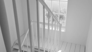 Üç boyutlu, kemerli tuğla duvarlı, geniş pencereli ve ahşap merdivenli eski bir oda. Atmosferik ışık çarpıcı bir endüstriyel klasik mimari iç mekan yaratıyor..