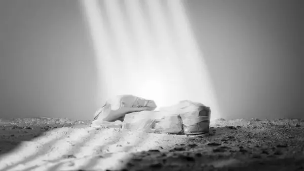 Kayalık podyuma yerleştirilmiş koyu renk parfüm şişesi dramatik spot ışıkları ve siyah arka plan ile. Parfüm markalaştırma, reklam ve lüks kozmetik ürünler için en iyi 3D tasarım..