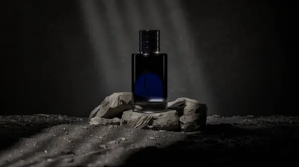 Kayalık podyuma yerleştirilmiş koyu renk parfüm şişesi dramatik spot ışıkları ve siyah arka plan ile. Parfüm markalaştırma, reklam ve lüks kozmetik ürünler için en iyi 3D tasarım..
