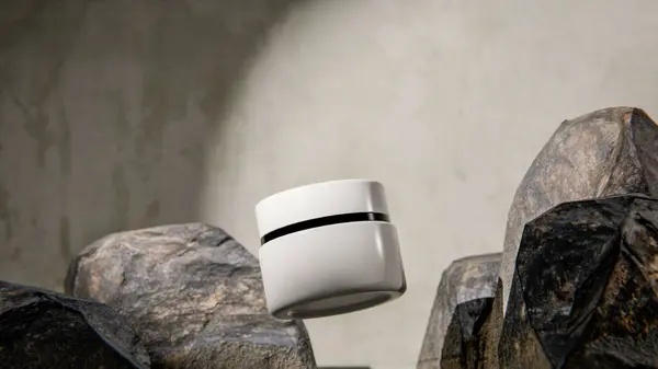 Doğal taşlar arasında süzülen beyaz kozmetik bir kavanozun zarif üç boyutlu görüntüsü. Cilt bakımı, güzellik markalaşması veya lüks kozmetik sunumları için minimal ürün modelleme tasarımı.