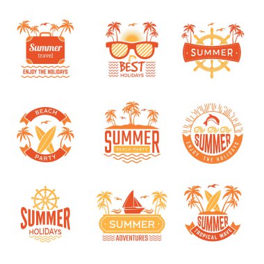 Yaz rozetleri. Seyahat etiketleri ve logolar palmiye ağacı içecekler güneş tatil tropikal vektör sembolleri. Yaz tatili rozeti, palmiye ağacı ve plaj İllüstrasyon