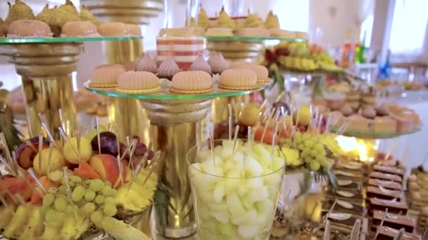 결혼식 피로연에서 손님들에게 케익을 제공하였다 테이블 칵테일 피로연 — 비디오