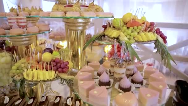 Gyümölcsök Italok Édes Sütemények Sütemények Választéka Várja Vendégeket Esküvői Fogadáson — Stock videók