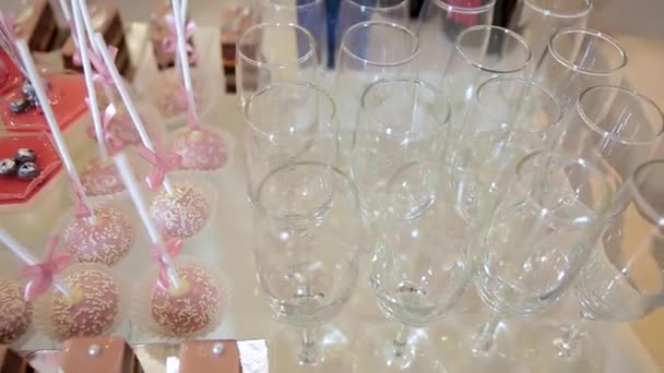 Surtido Frutas Bebidas Pasteles Dulces Cupcakes Ofrecidos Los Huéspedes Recepción — Vídeos de Stock