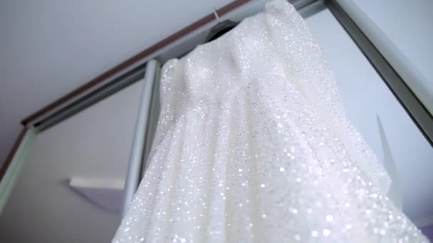 Svatební Šaty Visí Posuvných Dveřích Šatníku Zrcadlovými Dveřmi Full — Stock video