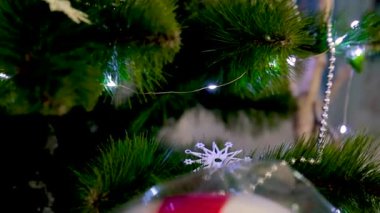 Noel tatili. Noel ağacı olan güzel dekore edilmiş bir ev. Süslü bir Noel ağacında asılı renkli oyuncaklar ve toplar. Tam HD.